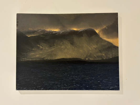 Peinture minimaliste représentant une montagne enveloppée dans un brouillard doré, capturant une atmosphère apaisante et lumineuse.