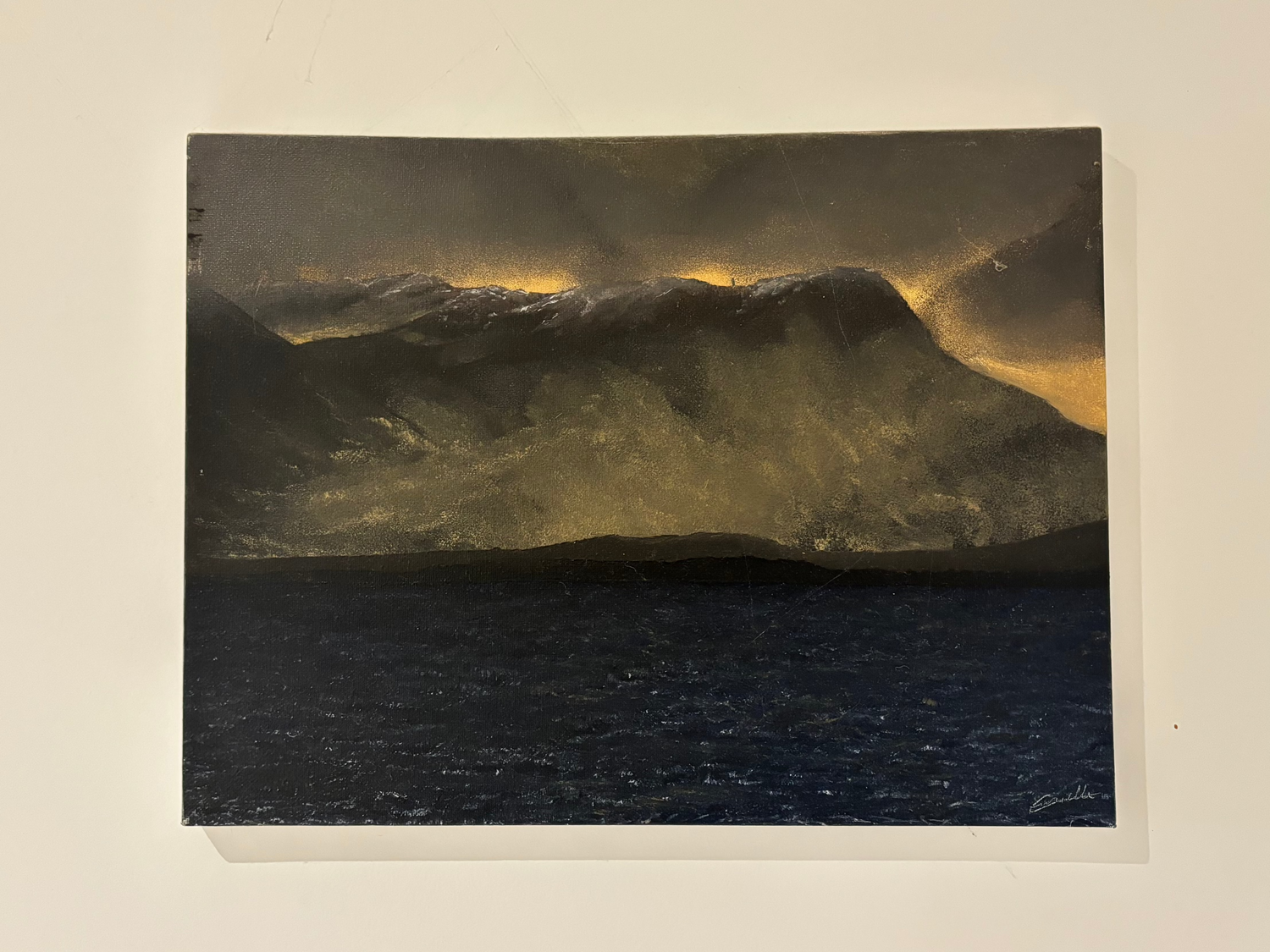 Peinture minimaliste d’une montagne enveloppée dans un brouillard doré, capturant une atmosphère paisible et lumineuse