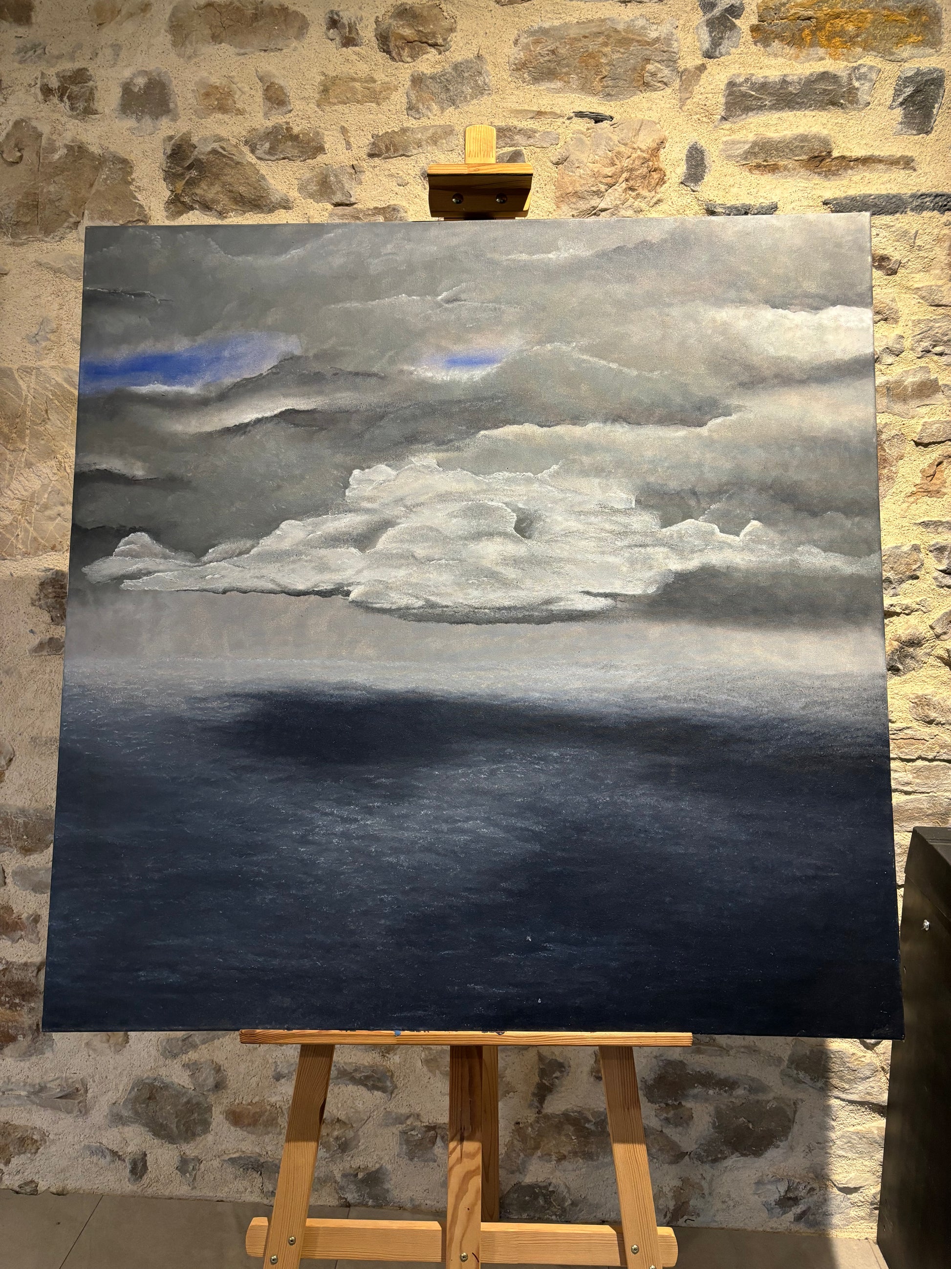 L’écho du vent et le murmure des vagues.
Un instant suspendu entre le fracas et le silence.
La nature oscille, indomptable et apaisante à la fois.

Dans cette composition épurée, les forces s'opposent et se répondent.
Les contrastes subtils entre mouvement et sérénité invitent le regard à errer, à chercher l’équilibre.
Un horizon incertain, un souffle apaisant, un instant figé entre tension et relâchement